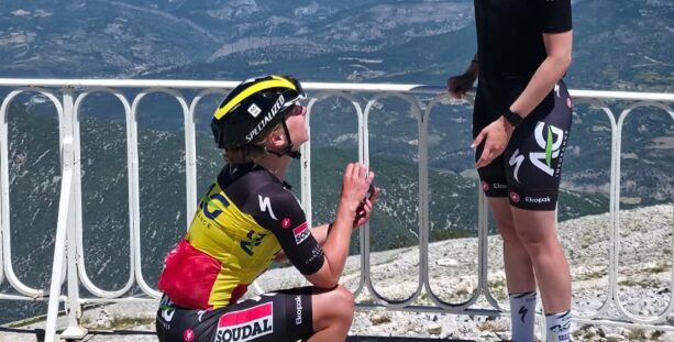 Belgisch kampioene Justine Ghekiere vraagt haar vriendin ten huwelijk op de Mont Ventoux