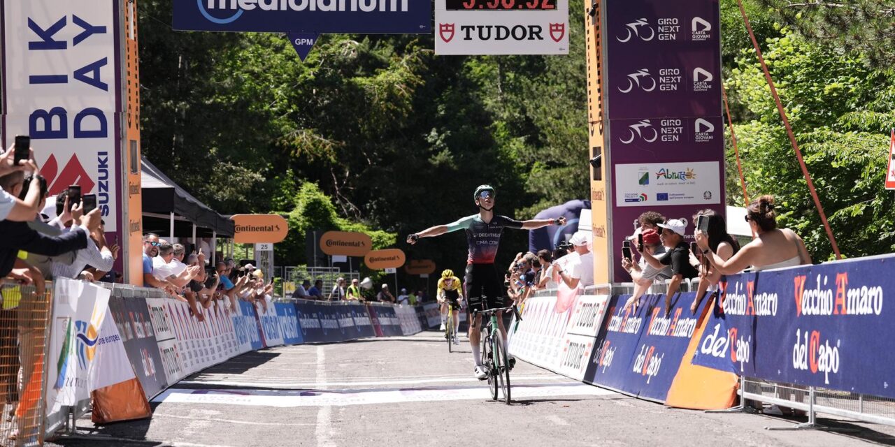 Sparfel troeft Visma-talent Rowe af in Giro Next Gen, remonte van leider Finn komt nét te laat