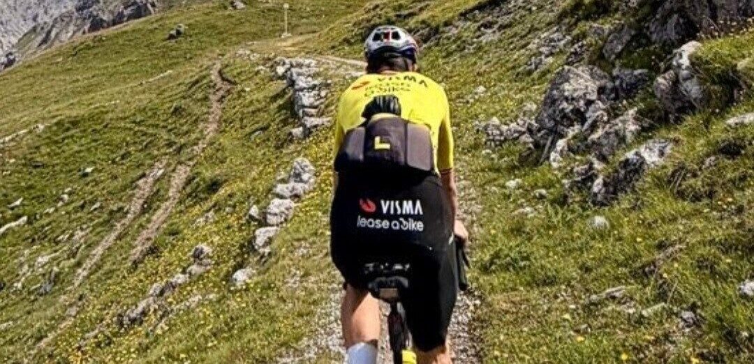 Wout van Aert geniet op de fiets met volle teugen van Italiaanse Alpen