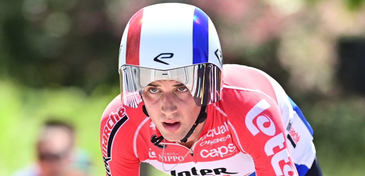 Nederlands kampioen Huub Artz op speciale rood-wit-blauwe fiets in tijdrit Tour de France
