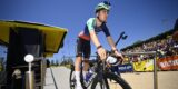 Tour 2026: Paul Seixas bijna omver gereden door auto van organisatie