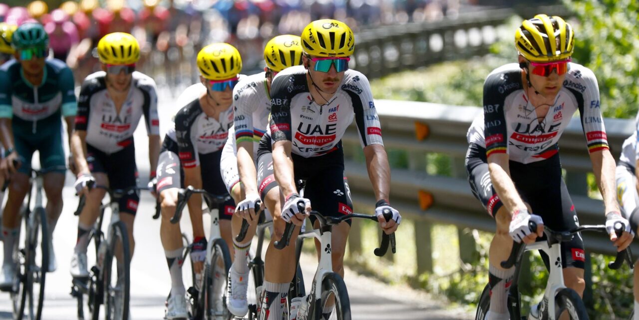 Waarom er een ploeg gele helmen en rugnummers draagt in de Tour de France (en dat nu UAE is)