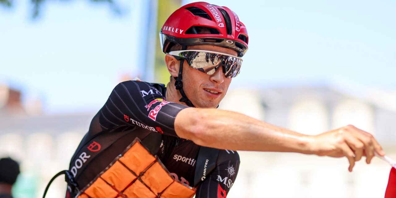 Rick Pluimers (6e) leert ellebogen te gebruiken: Dat moet wel echt in de Tour