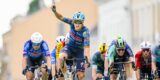 Tour 2026: Tim Merlier verslaat Olav Kooij na finale vol actie en massale val