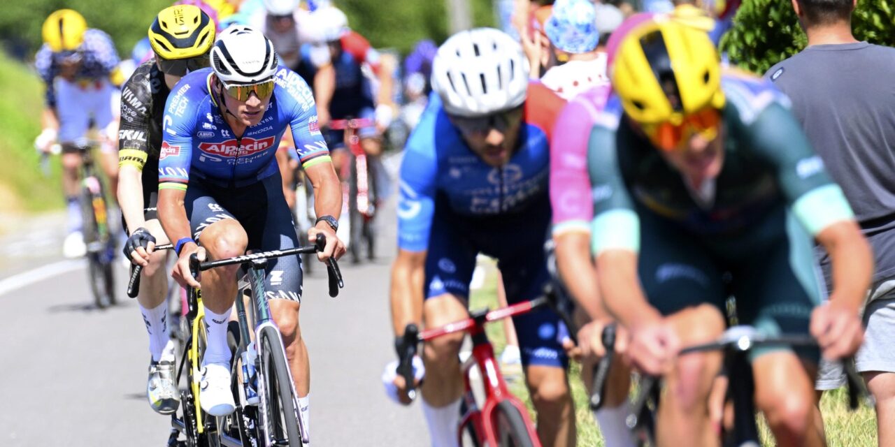 De Tour in 15 minuten: “Mads Pedersen geeft Mathieu van der Poel een vrijgeleide in Parijs”