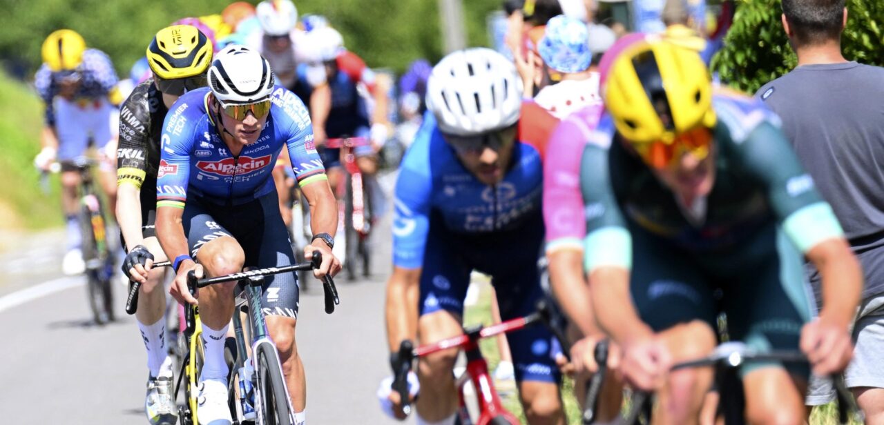 Tour 2026: Het lijkt wel een juniorenkoers! Zeventiende etappe zit vol met plotwendingen