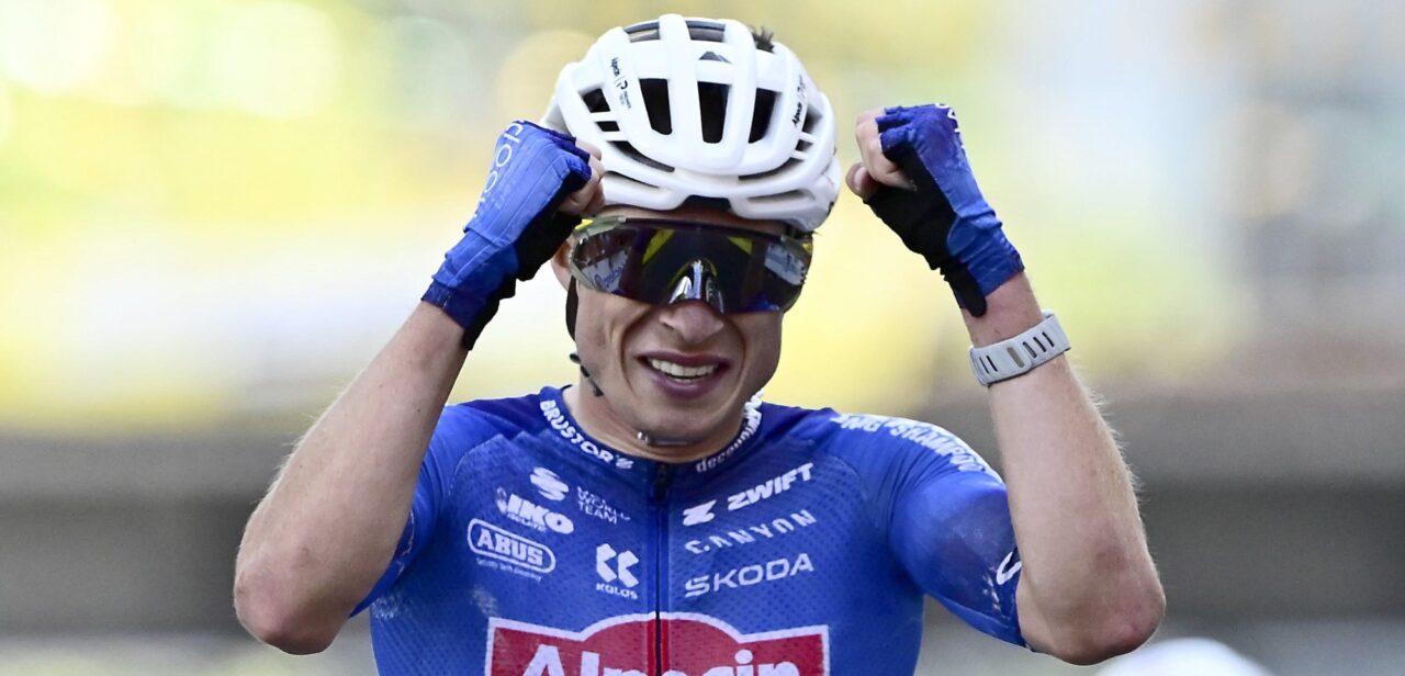 Openhartige Jasper Philipsen draagt overwinning op aan ploeg: Bleven in me geloven