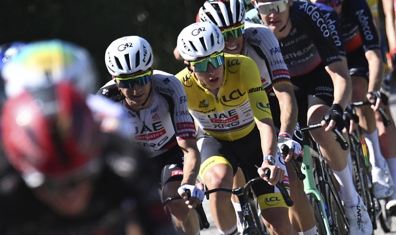 Gehavende ploeg van Tadej Pogacar moet maskers afzetten op Alpe d’Huez