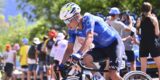 Tour 2026: Twintig hechtingen in gezicht Einer Rubio na zware klap tegen ploegwagen