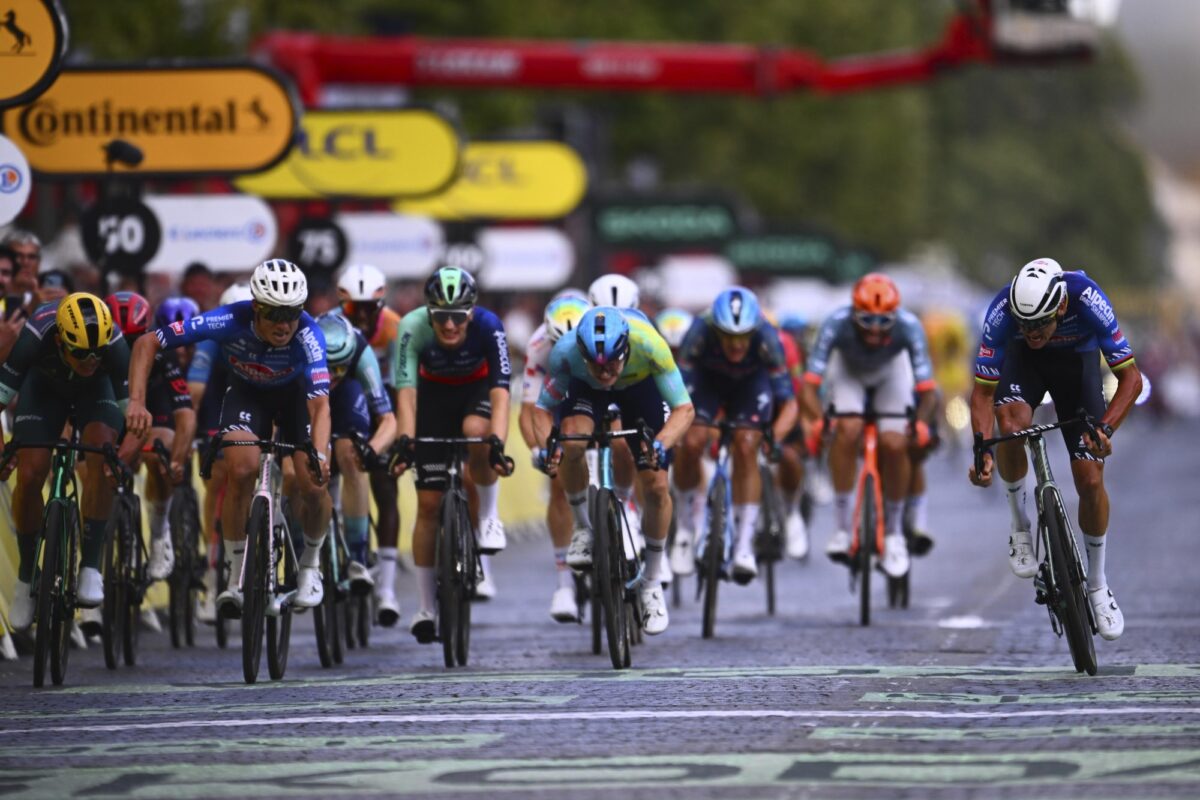 Tour 2026: Mathieu van der Poel wint zenuwslopende slotrit na bizarre ontknoping, Pogacar stelt vijfde eindzege veilig