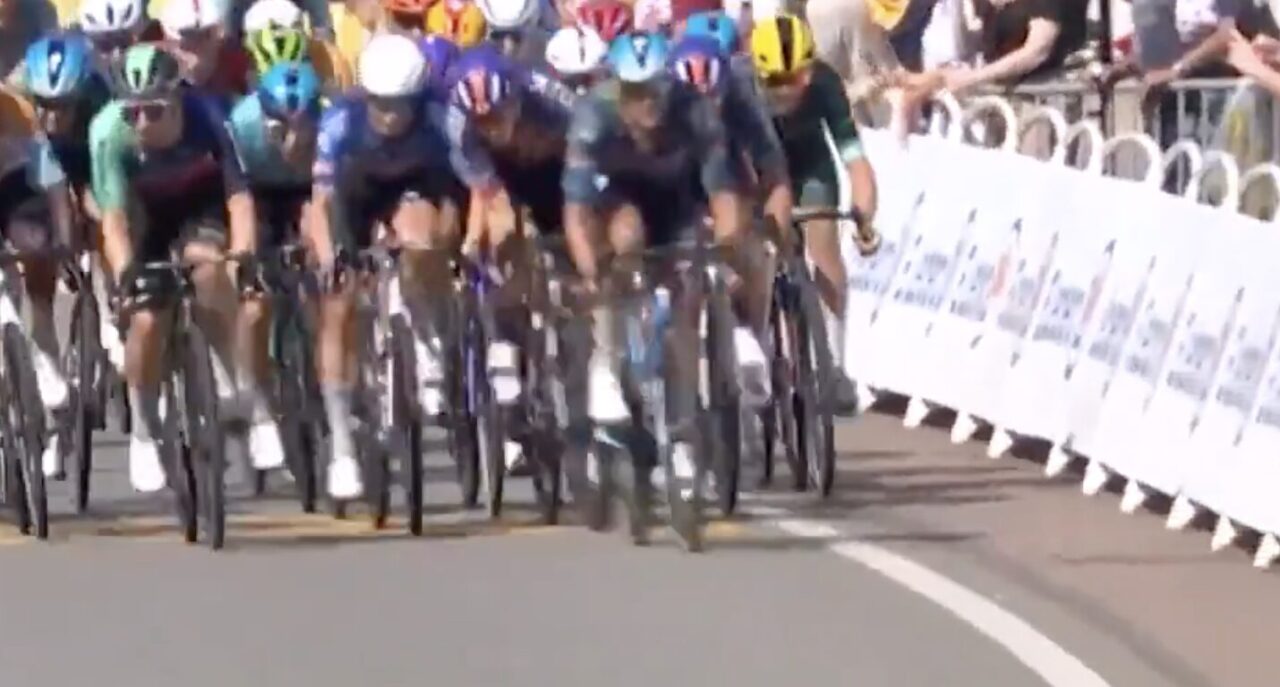 Tour 2026: Jasper Philipsen is derde plaats kwijt, gele kaart en teruggezet na ongeoorloofde actie