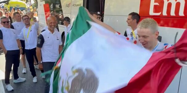 Tour 2026: Tadej Pogacar viert feest met Mexicaanse fans na ritzege Isaac Del Toro