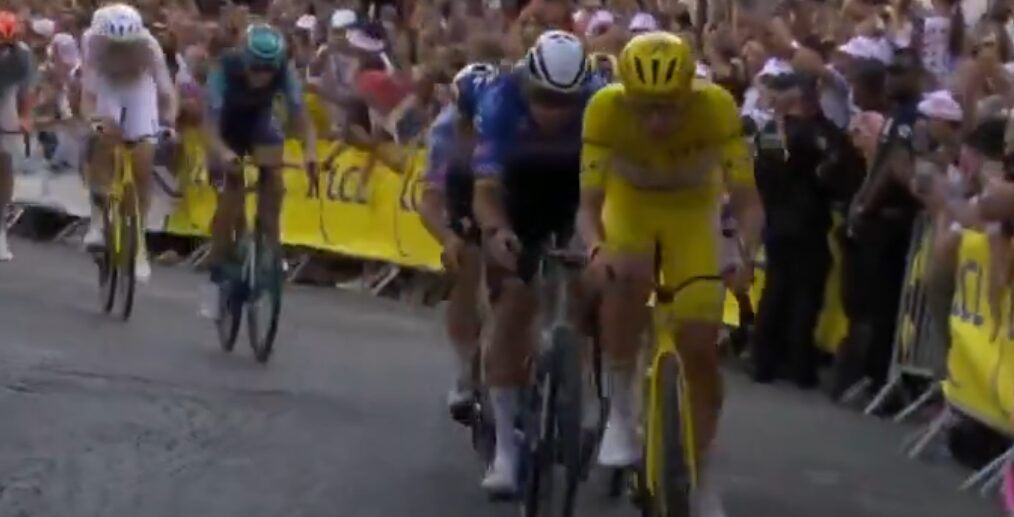Zien! Mathieu van der Poel en Tadej Pogacar knallen twee keer weg op Butte Montmartre