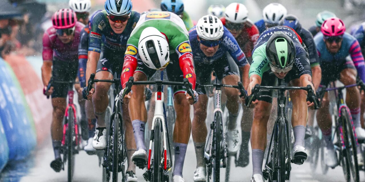 Jonathan Milan klopt Olav Kooij na zinderende openingsrit Renewi Tour