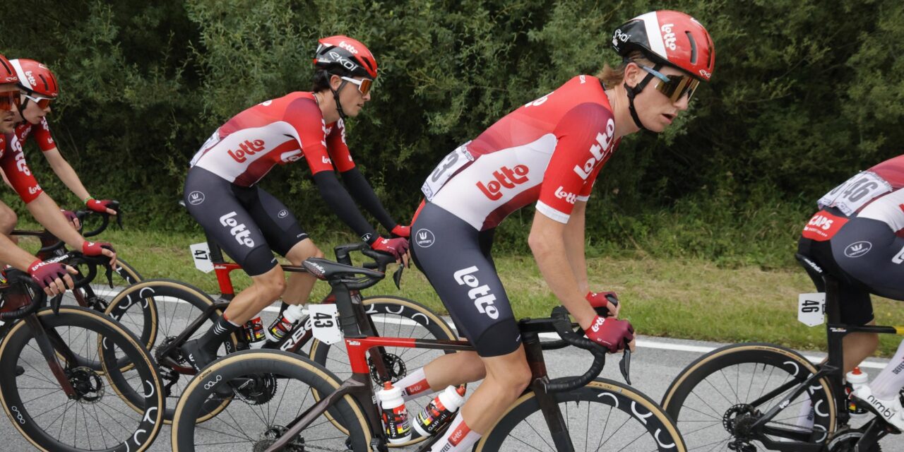 Wind, waaiers en regen: Niels Driesen wint gedenkwaardige openingsrit Tour de lAvenir