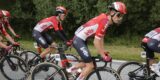 Wind, waaiers en regen: Niels Driesen wint gedenkwaardige openingsrit Tour de l’Avenir