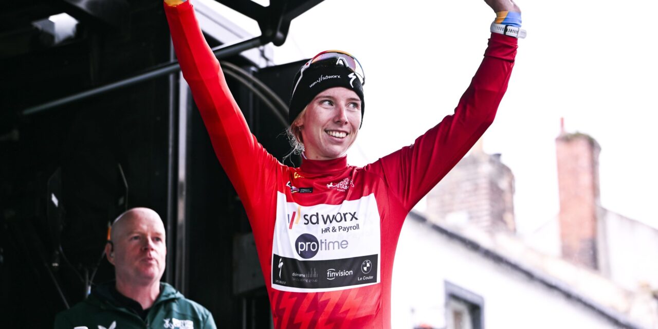 Lorena Wiebes pakt zwaarbevochten derde ritzege na lastige finale in Tour of Britain