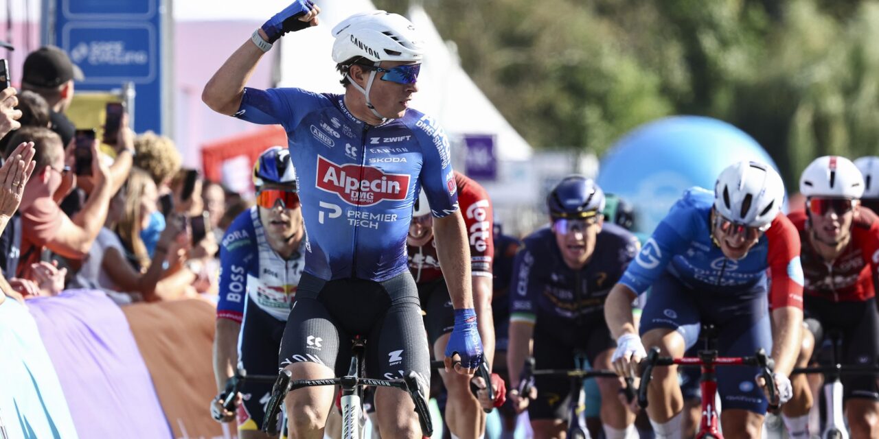 Jasper Philipsen sprint naar zege na chaotische dag in Renewi Tour