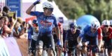 Jasper Philipsen sprint naar zege na chaotische dag in Renewi Tour