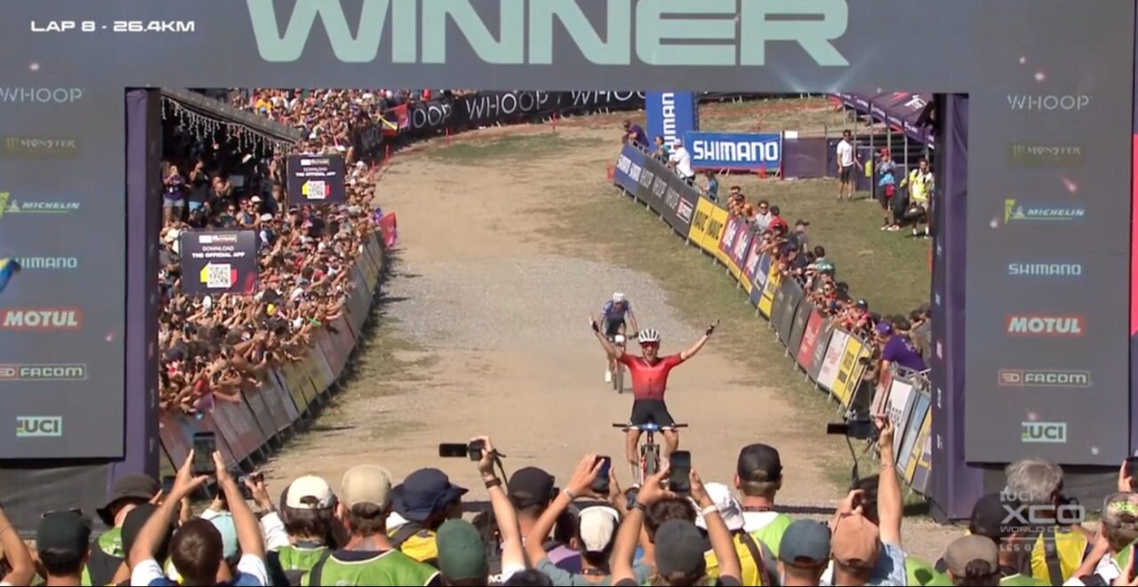 Wat een race! Mathieu van der Poel eindigt na thriller als tweede in Wereldbeker Les Gets