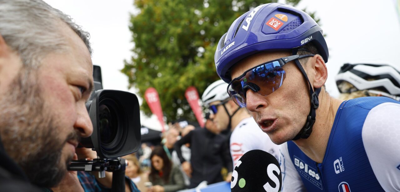 Romain Bardet afgevoerd van Mont Ventoux na valpartij in gravel-afdaling