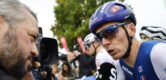 Romain Bardet afgevoerd van Mont Ventoux na valpartij in gravel-afdaling