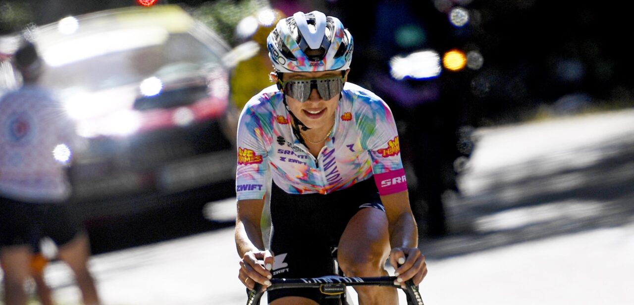 Tour Femmes 2026: Kasia Niewiadoma wint en verovert geel op Mont Ventoux, Vollering en Reusser houden elkaar in de tang