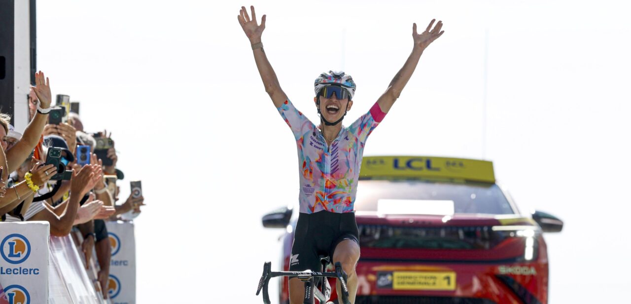 Tour Femmes 2026: Kasia Niewiadoma wint en verovert geel op Mont Ventoux, Vollering en Reusser houden elkaar in de tang