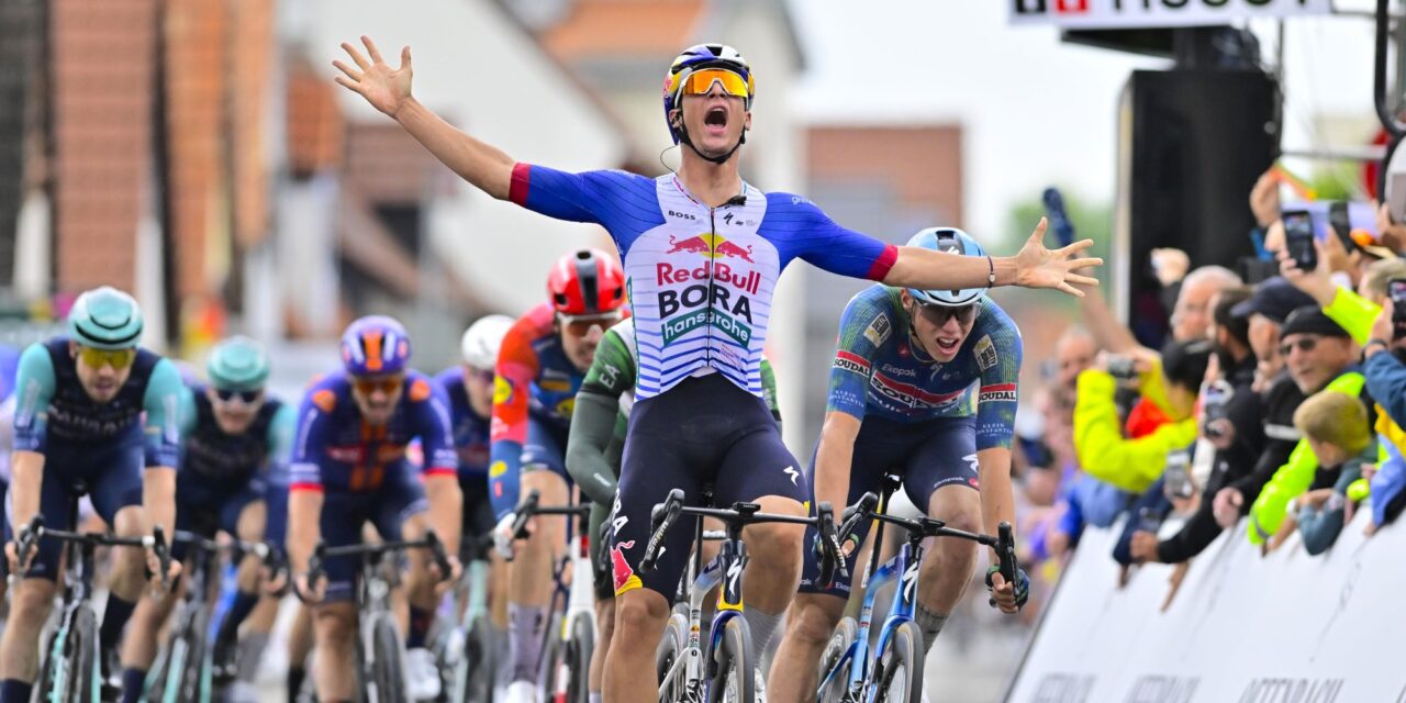 Sprinttalent Alessio Magagnotti verrast Paul Magnier in massasprint Deutschland Tour