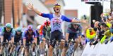 Sprinttalent Alessio Magagnotti verrast Paul Magnier in massasprint Deutschland Tour