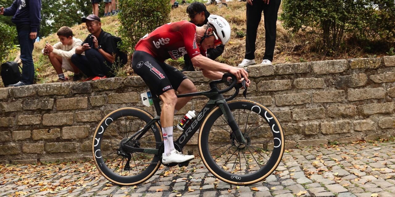 Jenno Berckmoes wint koninginnenrit en is leider Renewi Tour, Philipsen beperkt schade door De Lie