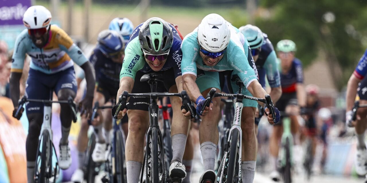 Jasper Philipsen klopt Olav Kooij en grijpt door bonificaties leiderstrui in Renewi Tour