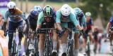 Jasper Philipsen klopt Olav Kooij en grijpt door bonificaties leiderstrui in Renewi Tour