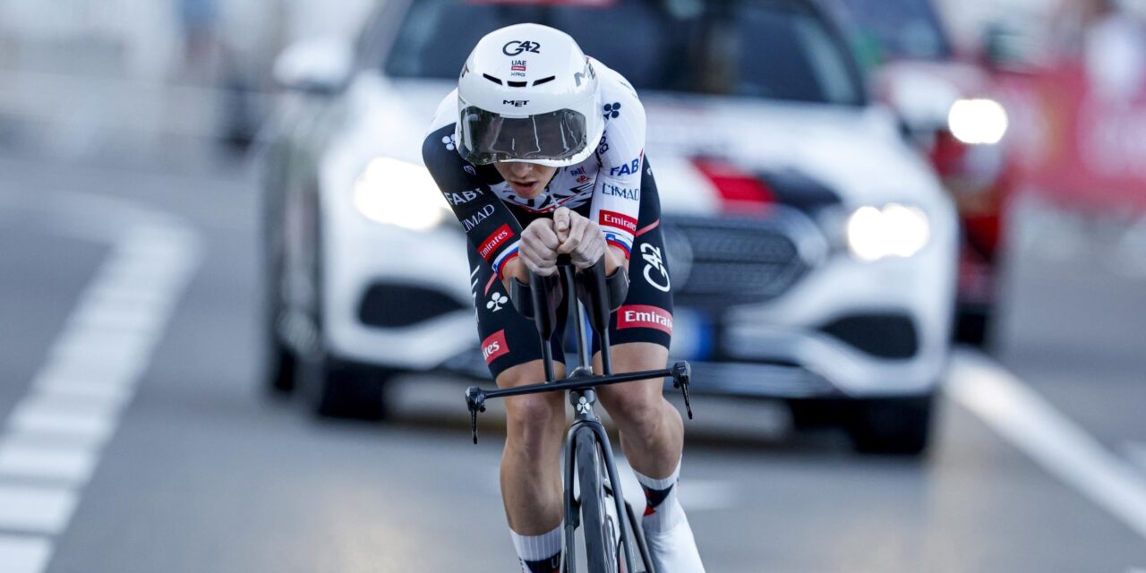Vuelta 2026: Pogacar verslaat Hayter met 9 honderdsten (!) in openingstijdrit, Van Aert achtste in Monaco