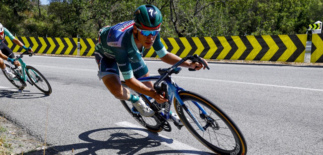 Vuelta 2026: Waarom Ethan Hayter met een stukgeknipte broek reed