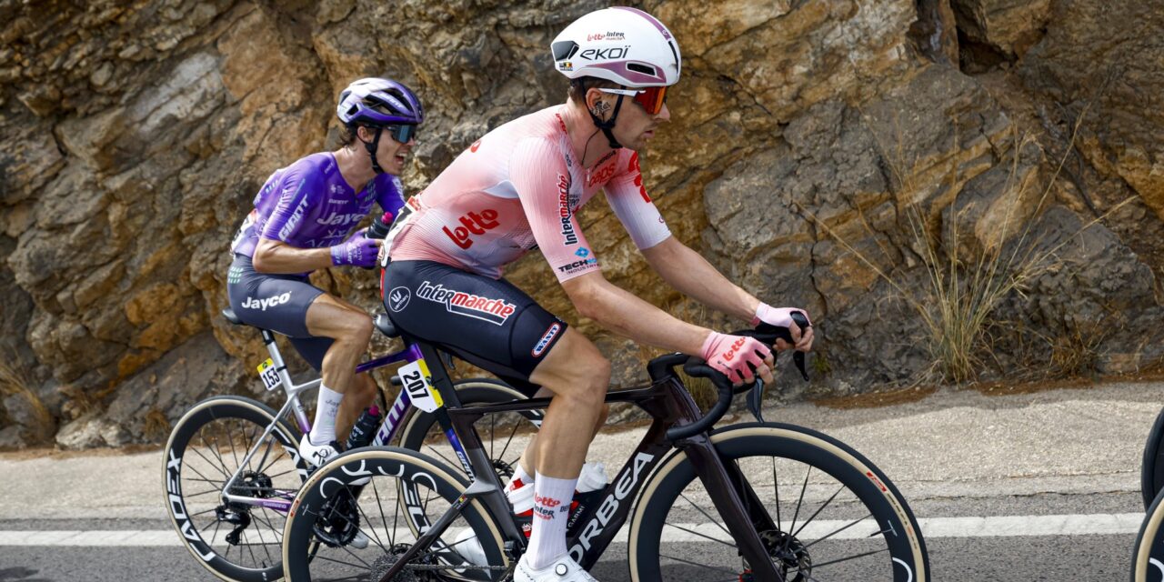 Vuelta 2026: Wat een bikkel! Luca Van Boven rijdt zevende rit uit met gebroken ribben en klaplong