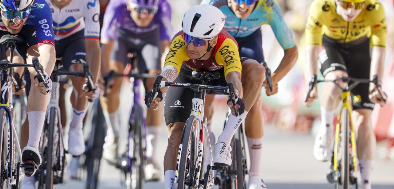 Vuelta 2026: Etappe ontsierd door opgave Pogacar, Bryan Coquard klopt Pedersen in sprint