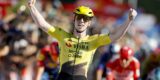 Vuelta 2026: Imponerende Matthew Brennan slaat meteen toe in Manosque, na verrassingsaanval Van Aert
