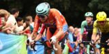 Flink wat schade bij Vlad Van Mechelen na valpartij in Renewi Tour