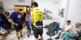 Wout van Aert bereikt na omzwervingen toch de ploegbus: In een bestelwagen geschuild