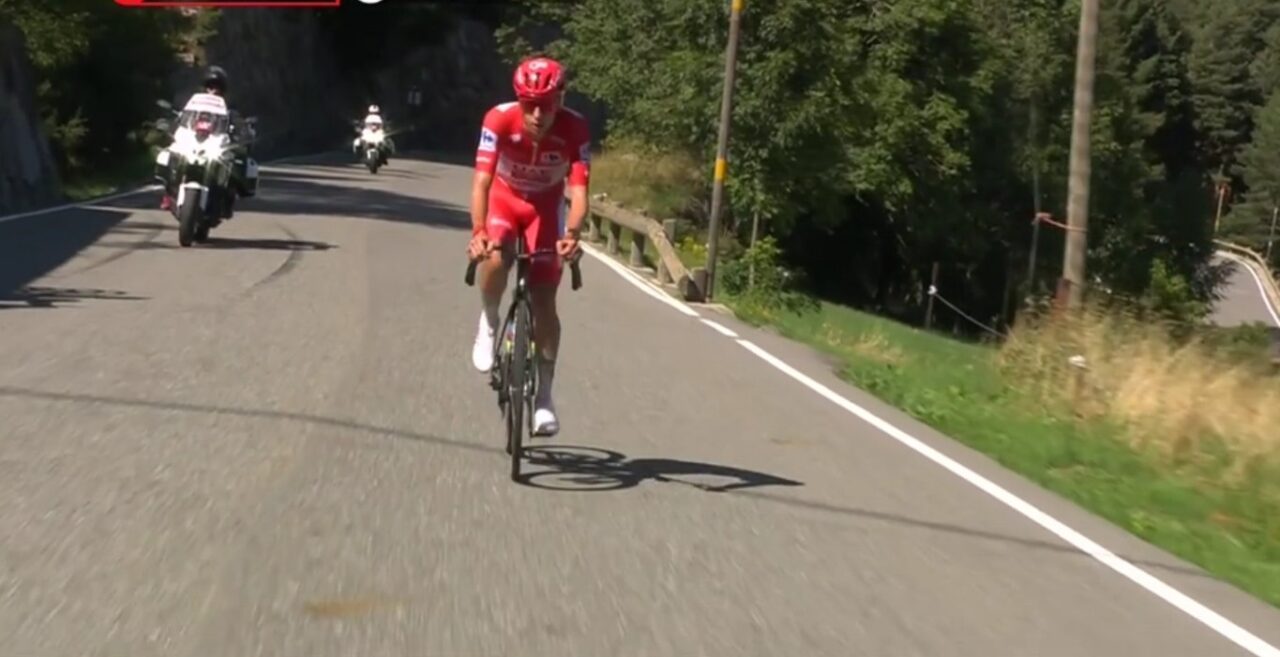 Hij is al vertrokken! Tadej Pogacar begint aan vijftig kilometer lange solo in Vuelta