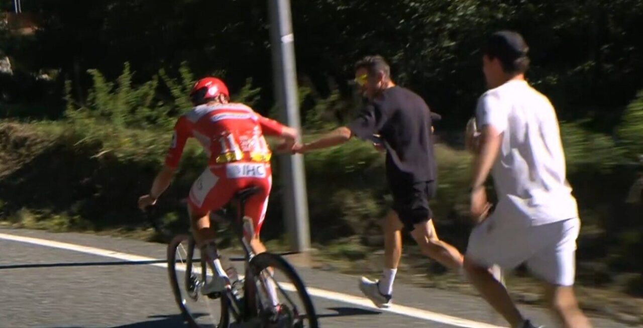 Wat een overmacht: Pogacar heeft in finale tijd voor boks met supporter Adam Yates