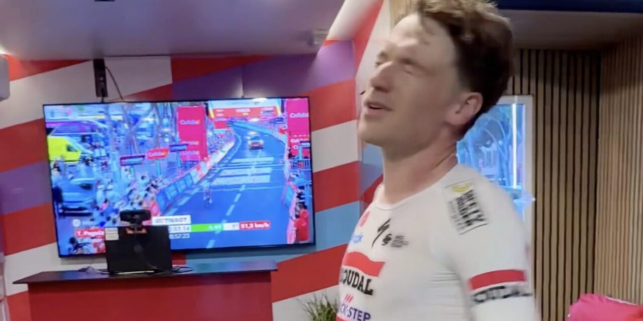 Een stevige oerkreet klinkt als Ethan Hayter het verschil ziet met Pogacar: 9 honderdsten