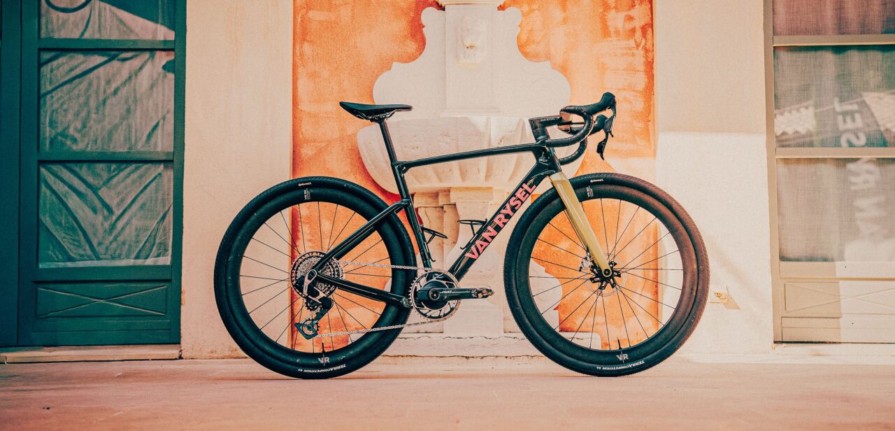 Van Rysel en Decathlon CMA CGM komen met speciale gravelbikes