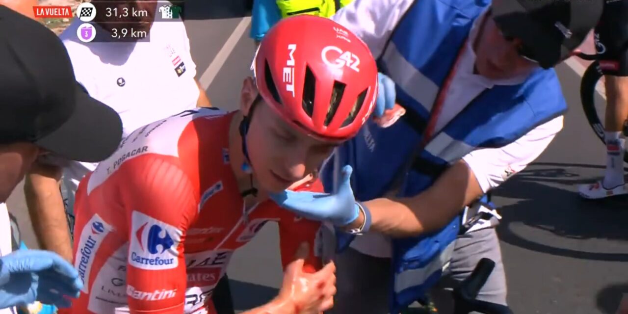 Vuelta 2026: Bekijk hier de zware valpartij die Tadej Pogacar tot opgave dwingt