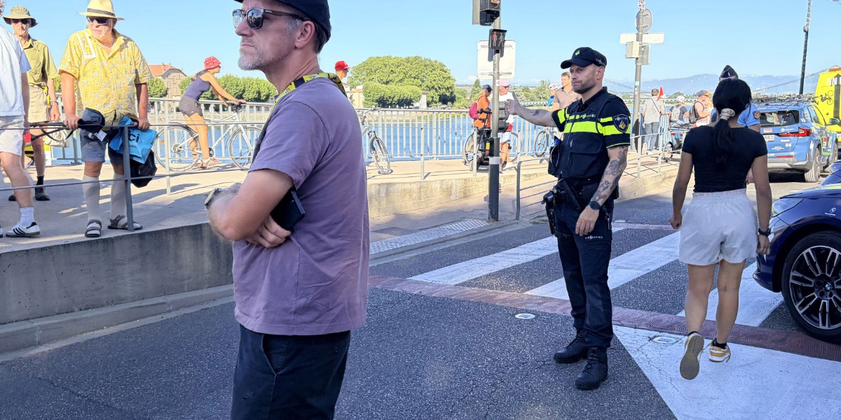 Nederlandse politie schiet Franse collega’s te hulp in Tour de France Femmes
