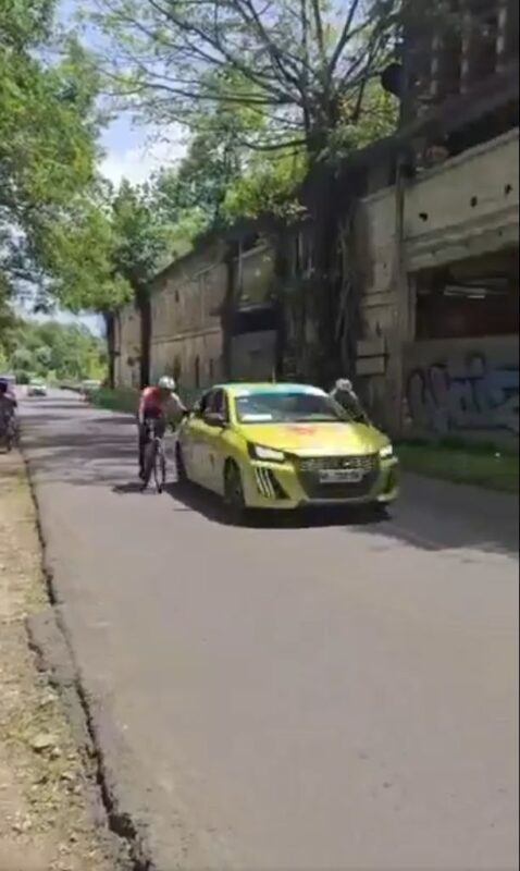 Renner gediskwalificeerd in Tour de la Guadeloupe na wel heel opzichtig vasthouden aan volgwagen