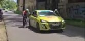 Renner gediskwalificeerd in Tour de la Guadeloupe na wel heel opzichtig vasthouden aan volgwagen