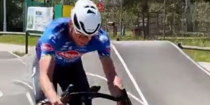 Wat kan hij niet? Mathieu van der Poel etaleert zijn techniek op BMX-parcours