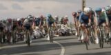 Tweede etappe Tour de lAvenir geneutraliseerd na massale valpartij